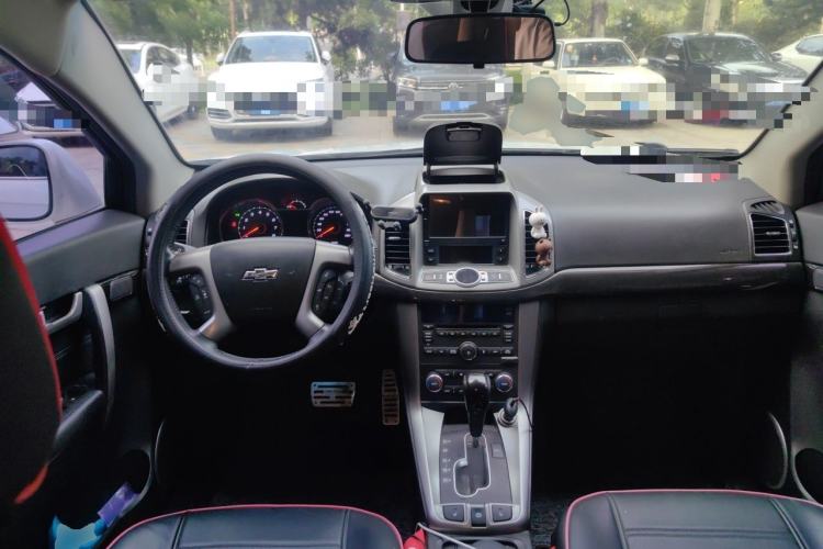Used Chevrolet Captiva 2015 2.4L 4x4 Flagship Edition 7-Seater Center Console