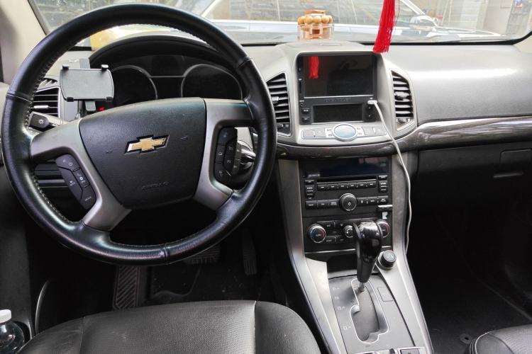 Used Chevrolet Captiva 2015 2.4L 4x4 Flagship Edition 7-Seater Center Console
