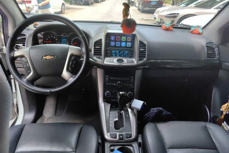 Used Chevrolet Captiva 2015 2.4L 4x4 Flagship Edition 7-Seater Center Console