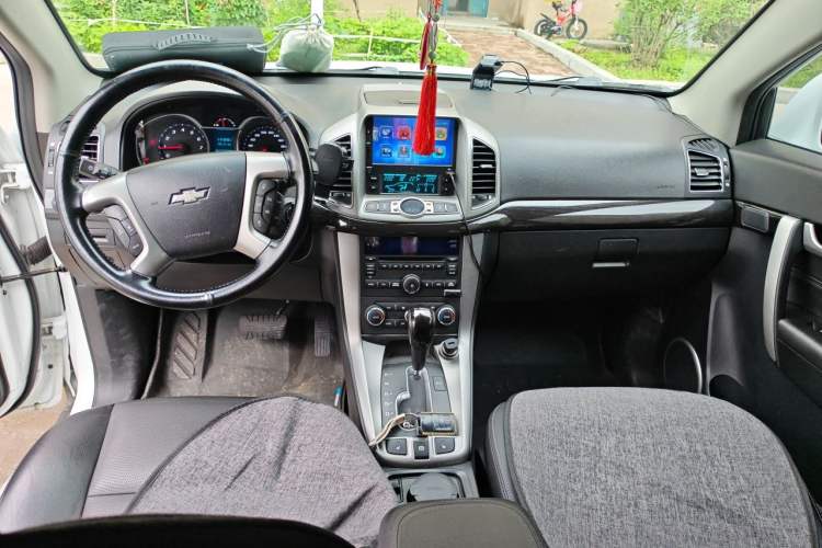 Used Chevrolet Captiva 2015 2.4L 4x4 Flagship Edition 7-Seater Center Console