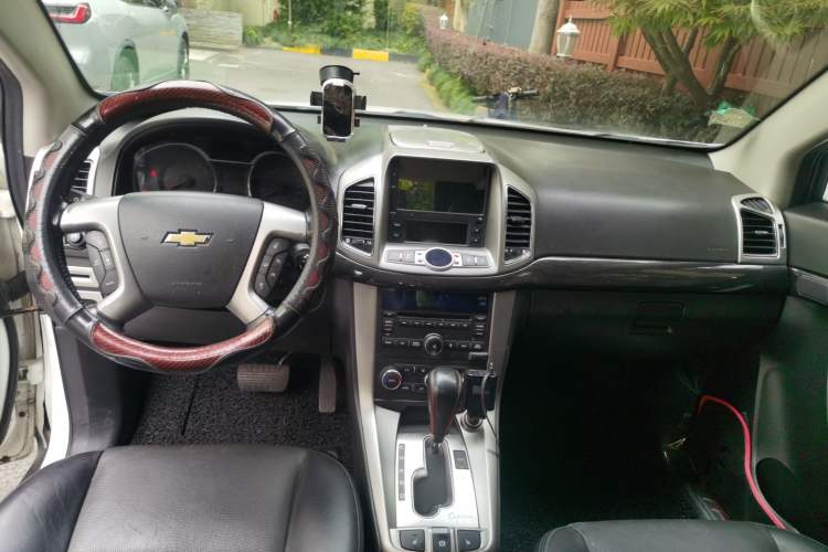 Used Chevrolet Captiva 2015 2.4L 4x4 Flagship Edition 7-Seater Center Console