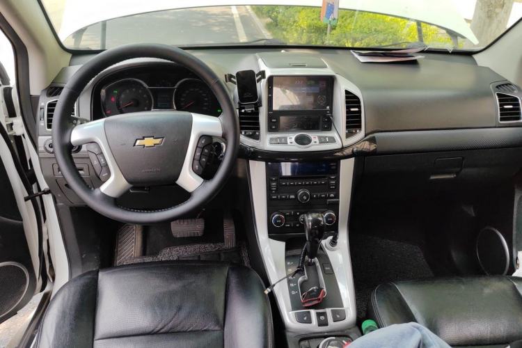 Used Chevrolet Captiva 2015 2.4L 4x4 Flagship Edition 7-Seater Center Console