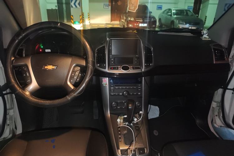 Used Chevrolet Captiva 2015 2.4L 4x4 Flagship Edition 7-Seater Center Console