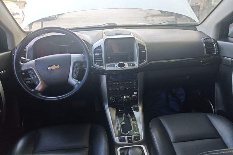 Used Chevrolet Captiva 2015 2.4L 4x4 Flagship Edition 7-Seater Center Console
