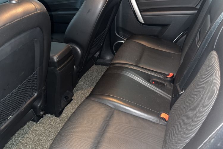 Used Chevrolet Captiva 2015 2.4L 4x4 Flagship Edition 7-Seater Center Console