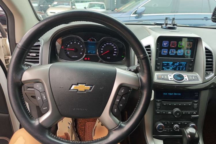 Used Chevrolet Captiva 2015 2.4L 4x4 Flagship Edition 7-Seater Center Console