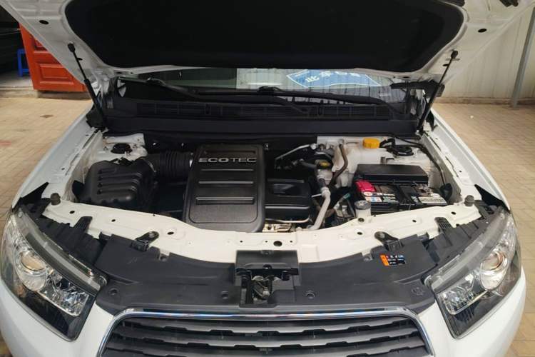 Used Chevrolet Captiva 2015 2.4L Two-Wheel Drive Urban Version 7 Seats Engine Bay