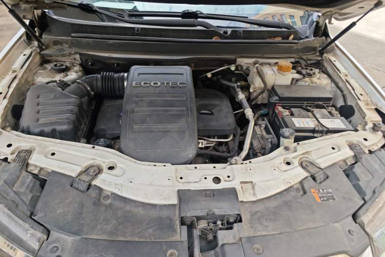 Used Chevrolet Captiva 2015 2.4L Two-Wheel Drive Urban Version 7 Seats Engine Bay