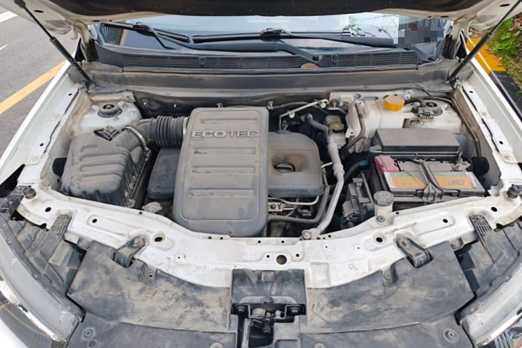 Used Chevrolet Captiva 2015 2.4L Two-Wheel Drive Urban Version 7 Seats Engine Bay