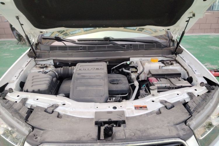Used Chevrolet Captiva 2015 2.4L 4x4 Flagship Edition 7-Seater Engine Bay
