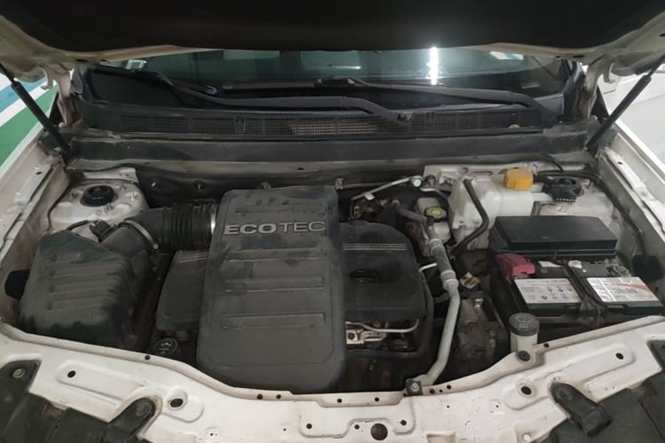Used Chevrolet Captiva 2015 2.4L Two-Wheel Drive Urban Version 5 Seats Engine Bay
