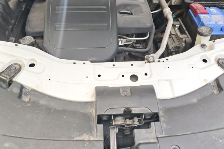 Used Chevrolet Captiva 2015 2.4L Two-Wheel Drive Urban Version 5 Seats Engine Bay
