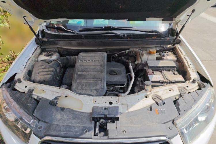Used Chevrolet Captiva 2015 2.4L Two-Wheel Drive Urban Version 5 Seats Engine Bay