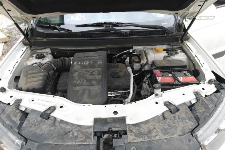 Used Chevrolet Captiva 2015 2.4L Two-Wheel Drive Urban Version 5 Seats Engine Bay