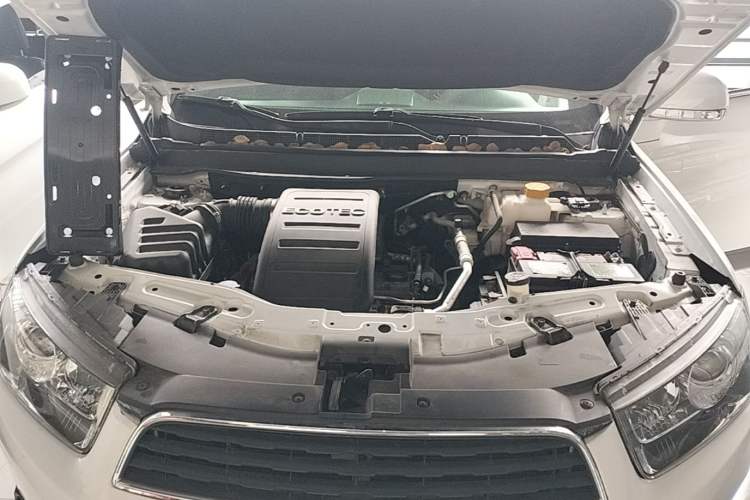 Used Chevrolet Captiva 2015 2.4L Two-Wheel Drive Urban Version 7 Seats Engine Bay