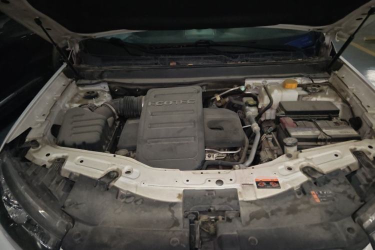 Used Chevrolet Captiva 2015 2.4L 4x4 Flagship Edition 7-Seater Engine Bay