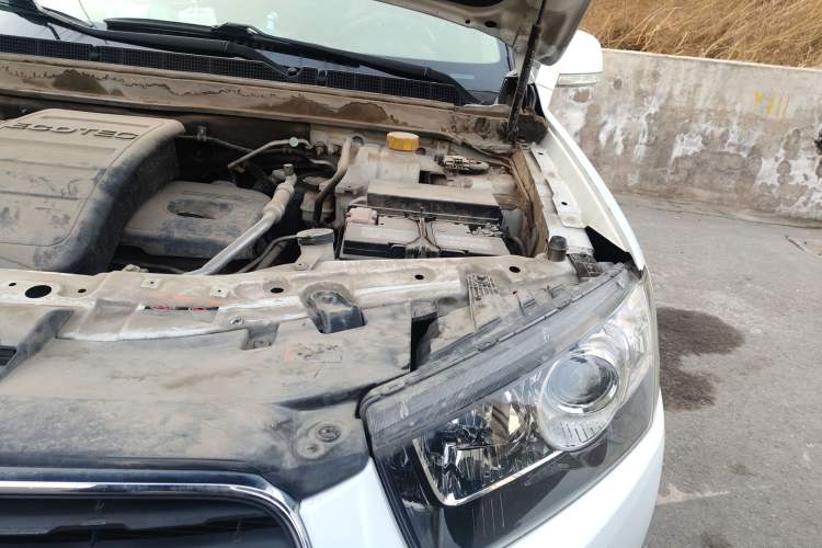 Used Chevrolet Captiva 2015 2.4L 4x4 Flagship Edition 7-Seater Engine Bay Left