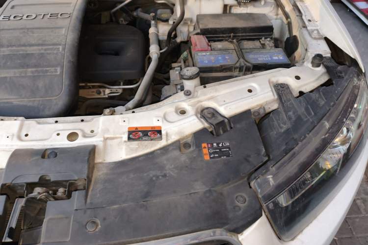 Used Chevrolet Captiva 2015 2.4L 4x4 Flagship Edition 7-Seater Engine Bay Left