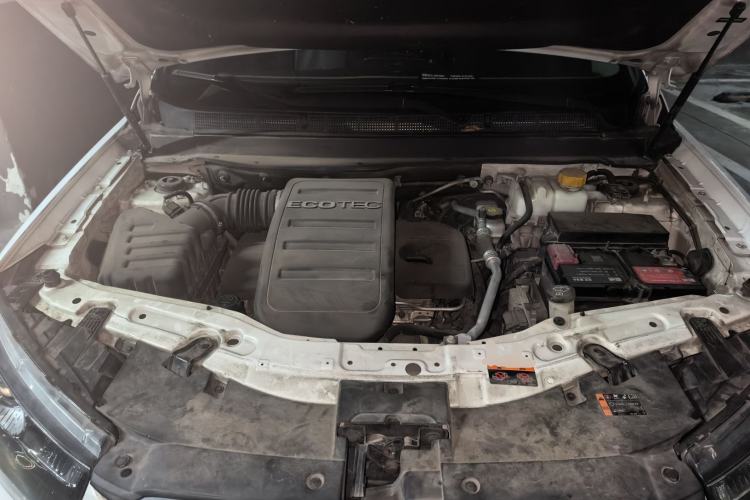 Used Chevrolet Captiva 2015 2.4L 4x4 Flagship Edition 7-Seater Engine Bay