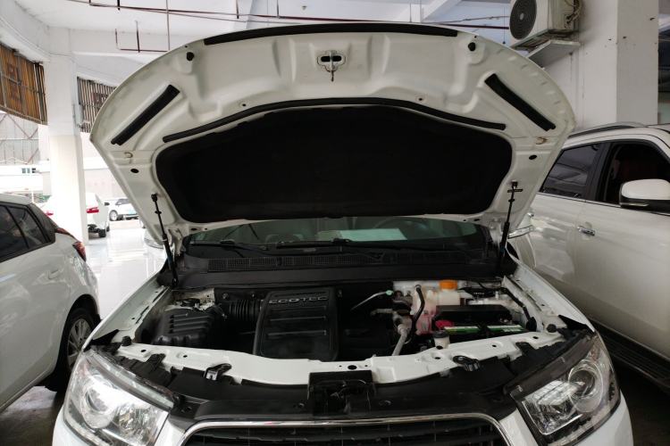 Used Chevrolet Captiva 2015 2.4L Two-Wheel Drive Urban Version 5 Seats Engine Bay