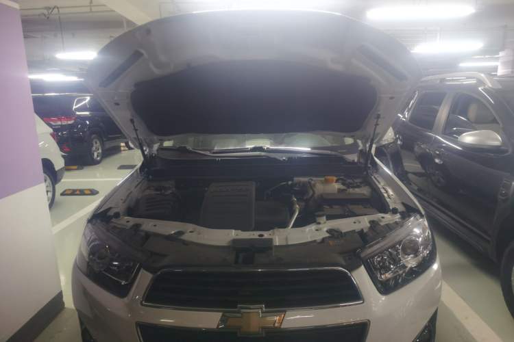 Used Chevrolet Captiva 2015 2.4L Two-Wheel Drive Urban Version 5 Seats Engine Bay