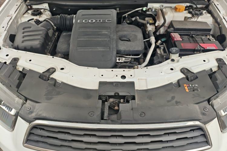Used Chevrolet Captiva 2015 2.4L Two-Wheel Drive Urban Version 5 Seats Engine Bay