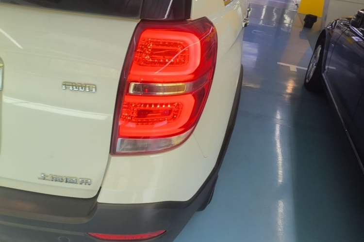 Used Chevrolet Captiva 2015 2.4L 4x4 Flagship Edition 7-Seater Exterior 3
