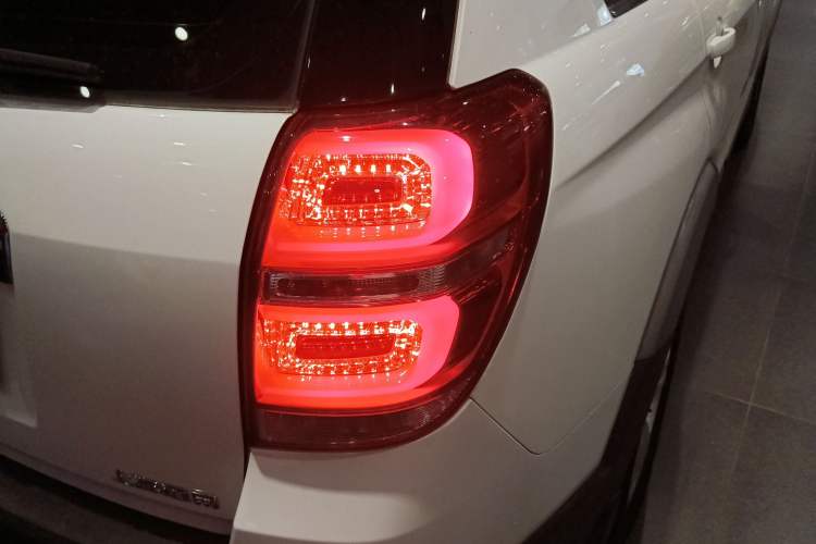 Used Chevrolet Captiva 2015 2.4L Two-Wheel Drive Urban Version 5 Seats Exterior 6