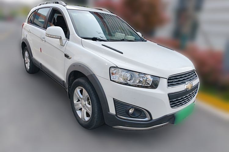 Used Chevrolet Captiva 2015 2.4L Two-Wheel Drive Urban Version 7 Seats Front Right 45 Deg