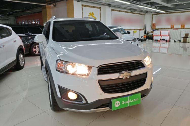Used Chevrolet Captiva 2015 2.4L 4x4 Flagship Edition 7-Seater Front Right 45 Deg