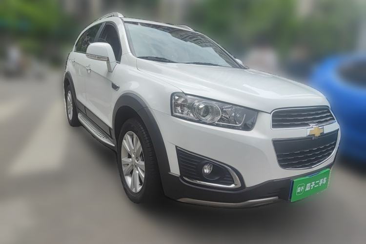 Used Chevrolet Captiva 2015 2.4L 4x4 Flagship Edition 7-Seater Front Right 45 Deg