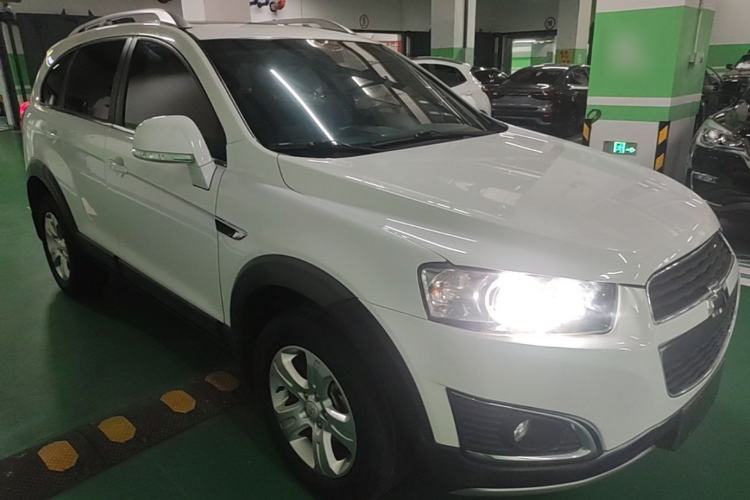Used Chevrolet Captiva 2015 2.4L Two-Wheel Drive Urban Version 5 Seats Front Right 45 Deg