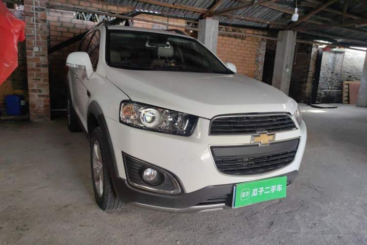 Used Chevrolet Captiva 2015 2.4L Two-Wheel Drive Urban Version 7 Seats Front Right 45 Deg