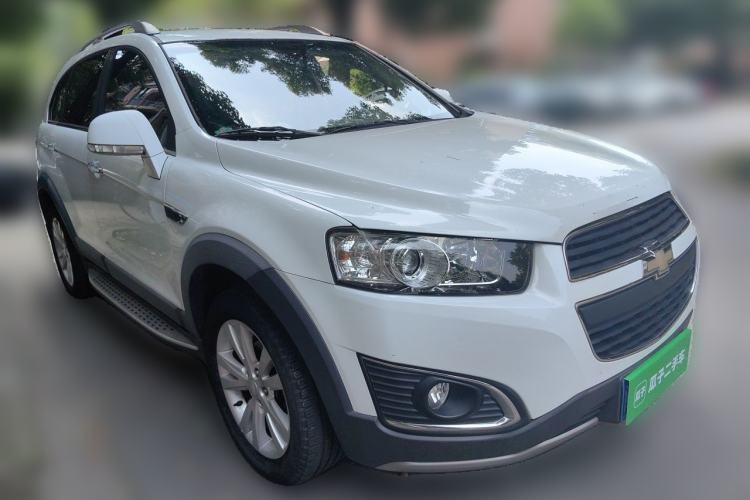 Used Chevrolet Captiva 2015 2.4L 4x4 Flagship Edition 7-Seater Front Right 45 Deg