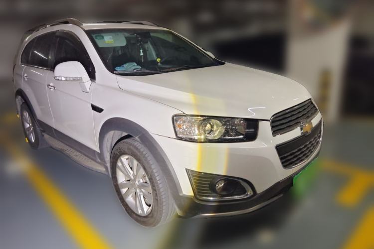Used Chevrolet Captiva 2015 2.4L 4x4 Flagship Edition 7-Seater Front Right 45 Deg