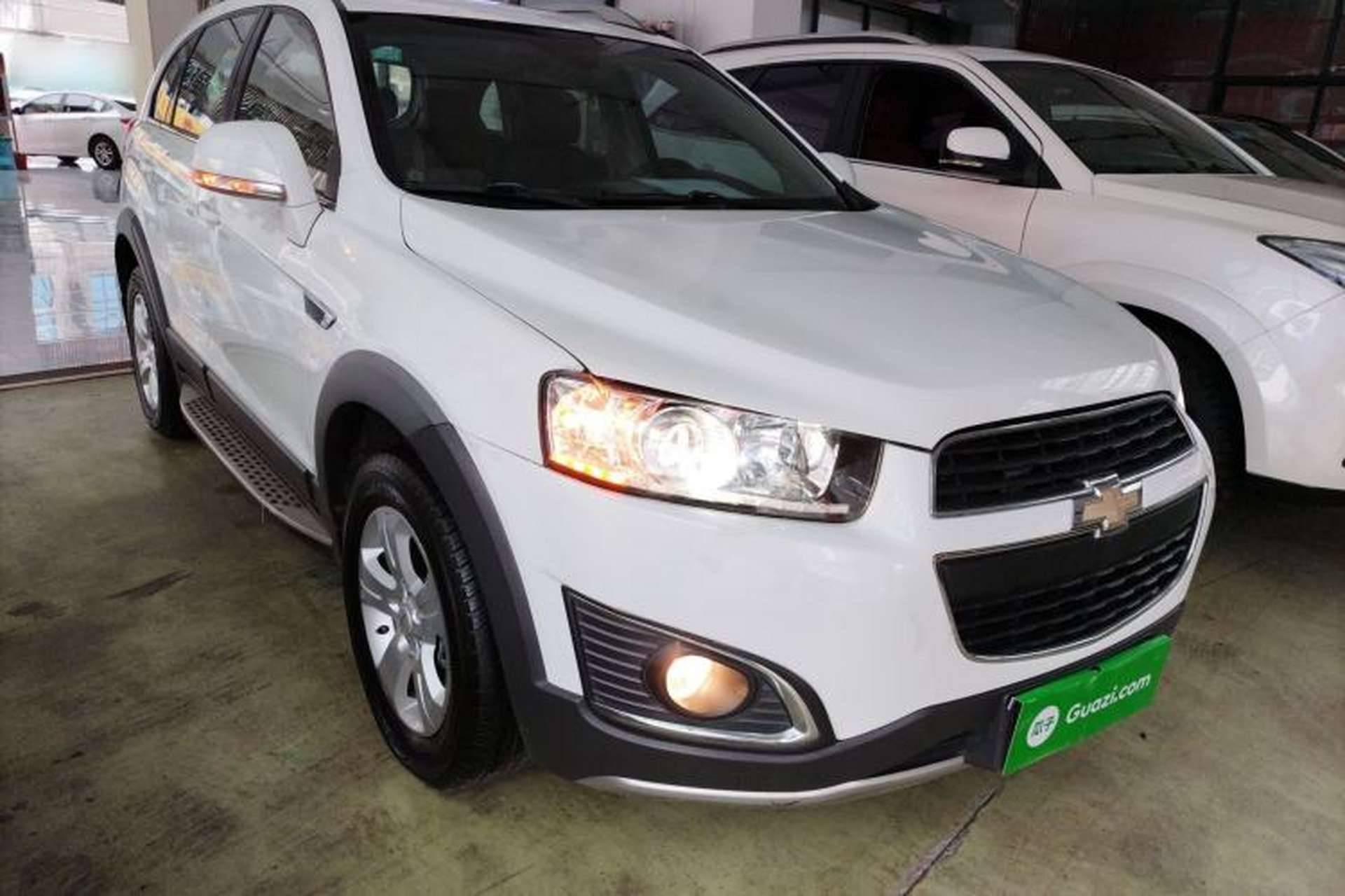 Used Chevrolet Captiva 2015 2.4L Two-Wheel Drive Urban Version 5 Seats Front Right 45 Deg