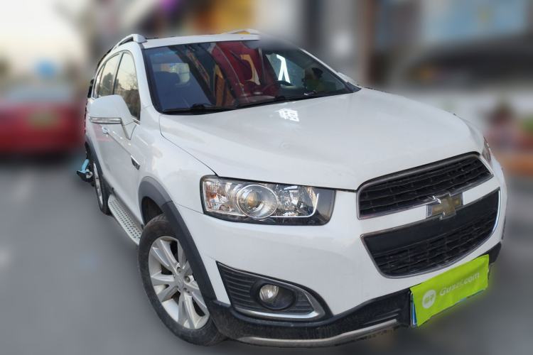 Used Chevrolet Captiva 2015 2.4L 4x4 Flagship Edition 7-Seater Front Right 45 Deg