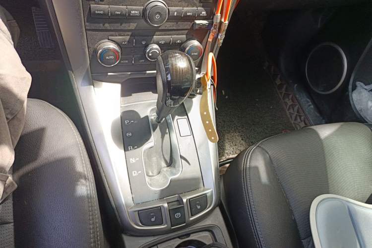 Used Chevrolet Captiva 2015 2.4L 4x4 Flagship Edition 7-Seater Gear Lever