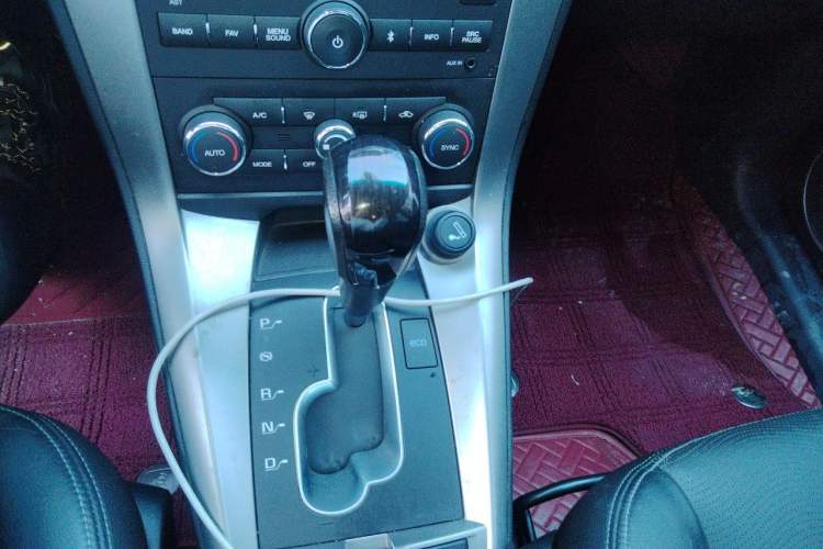 Used Chevrolet Captiva 2015 2.4L 4x4 Flagship Edition 7-Seater Gear Lever