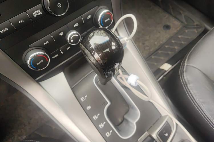Used Chevrolet Captiva 2015 2.4L 4x4 Flagship Edition 7-Seater Gear Lever