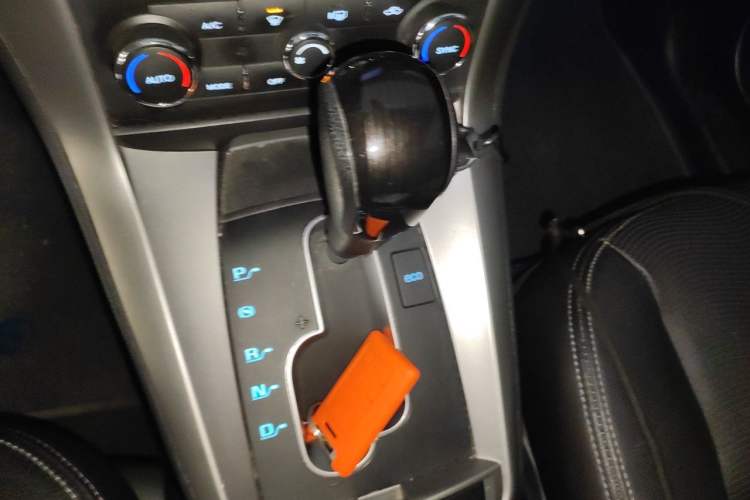 Used Chevrolet Captiva 2015 2.4L 4x4 Flagship Edition 7-Seater Gear Lever