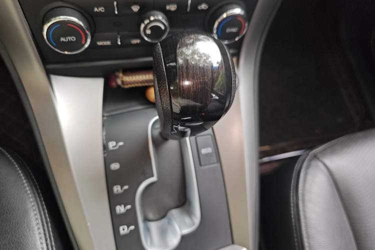 Used Chevrolet Captiva 2015 2.4L 4x4 Flagship Edition 7-Seater Gear Lever