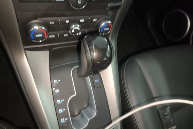 Used Chevrolet Captiva 2015 2.4L 4x4 Flagship Edition 7-Seater Gear Lever