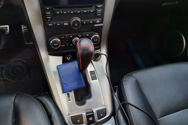 Used Chevrolet Captiva 2015 2.4L 4x4 Flagship Edition 7-Seater Gear Lever
