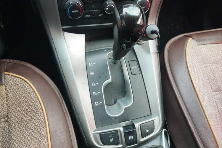 Used Chevrolet Captiva 2015 2.4L 4x4 Flagship Edition 7-Seater Gear Lever