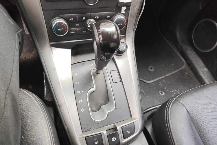Used Chevrolet Captiva 2015 2.4L 4x4 Flagship Edition 7-Seater Gear Lever
