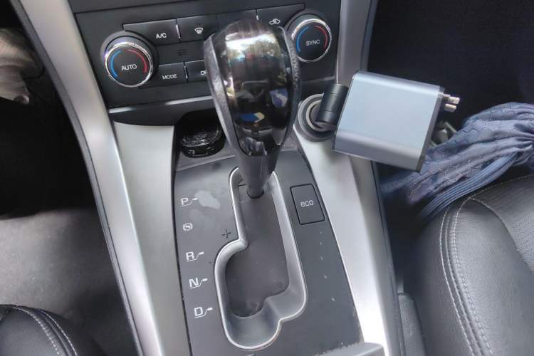 Used Chevrolet Captiva 2015 2.4L 4x4 Flagship Edition 7-Seater Gear Lever