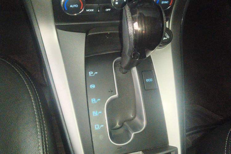Used Chevrolet Captiva 2015 2.4L 4x4 Flagship Edition 7-Seater Gear Lever