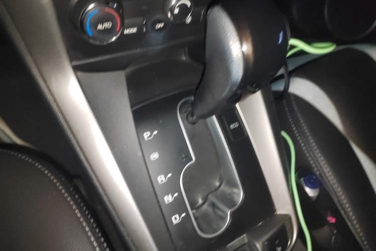 Used Chevrolet Captiva 2015 2.4L 4x4 Flagship Edition 7-Seater Gear Lever
