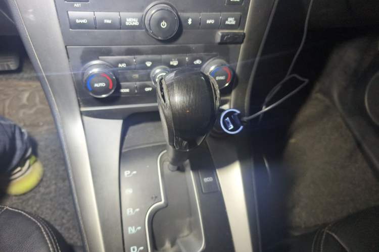Used Chevrolet Captiva 2015 2.4L 4x4 Flagship Edition 7-Seater Gear Lever